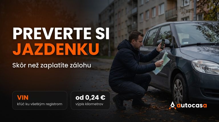 Kupujúci v jesennom počasí porovnáva VIN na aute s osvedčením o evidencii