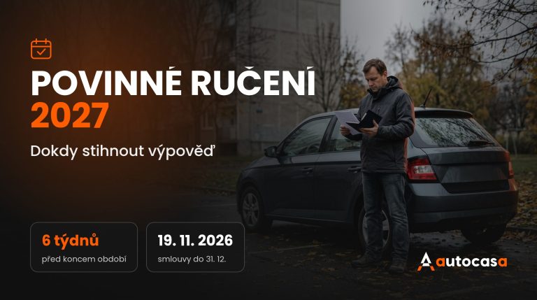 Řidič u auta na podzimním parkovišti kontroluje doklady k pojištění vozidla