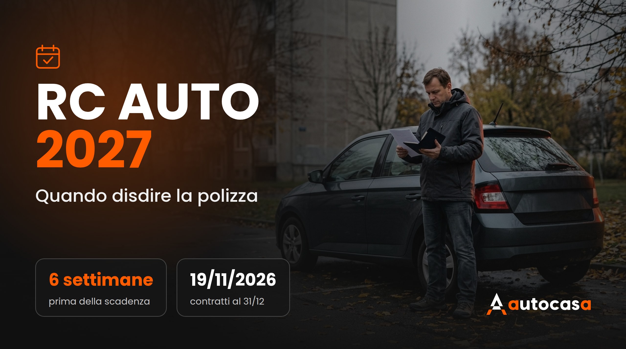 Automobilista accanto alla sua auto in un parcheggio autunnale controlla i documenti assicurativi