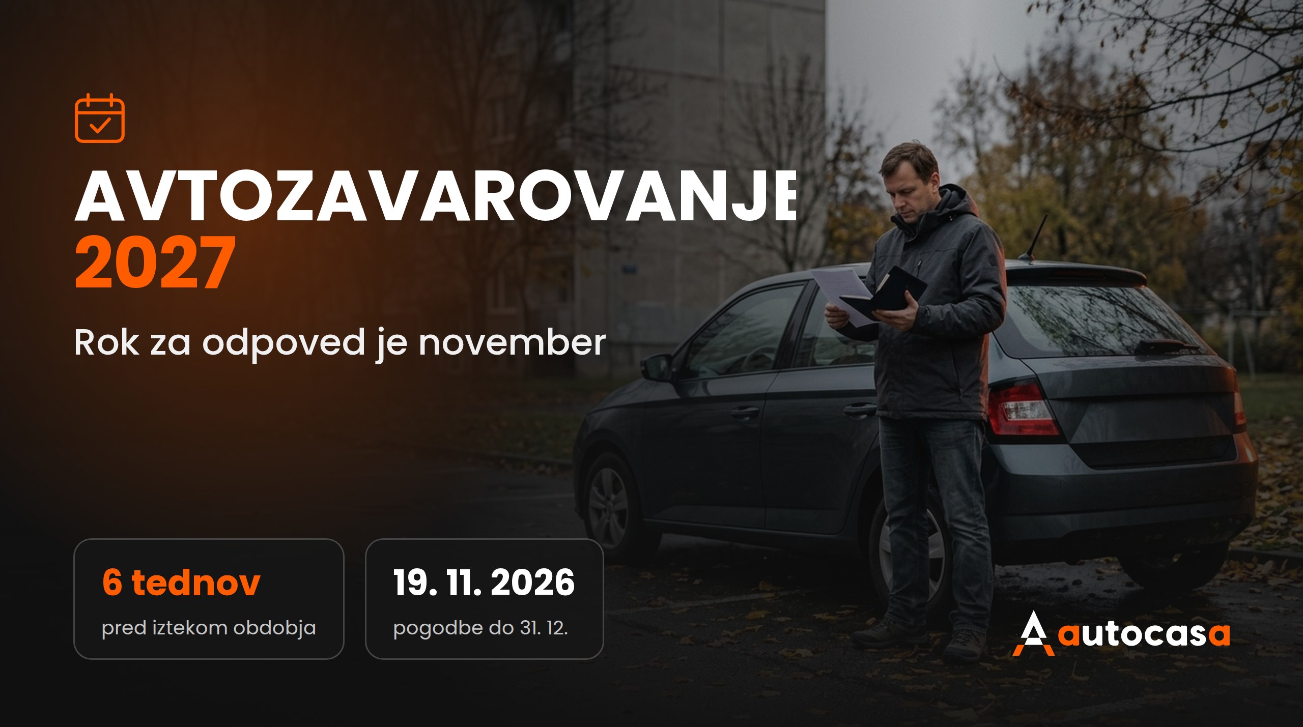 Voznik ob avtomobilu na jesenskem parkirišču pregleduje dokumente zavarovanja vozila