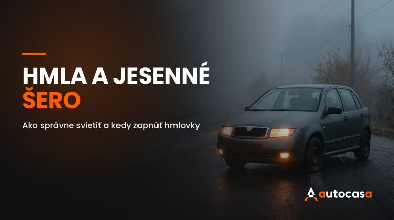Auto s rozsvietenými svetlami a hmlovkami na hmlistej jesennej ceste