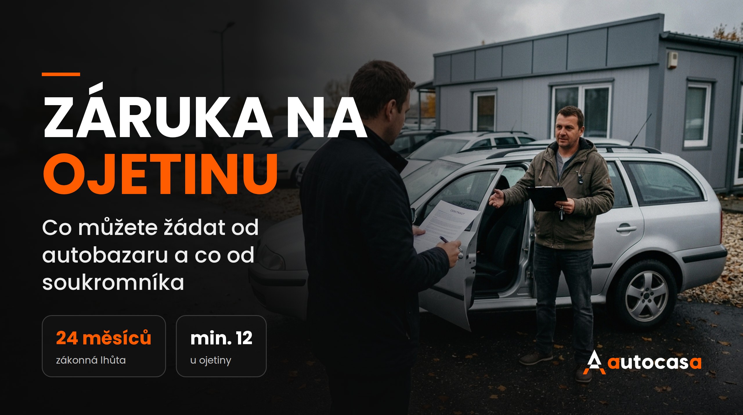 Kupující s kupní smlouvou a prodejce u stříbrné ojetiny v autobazaru