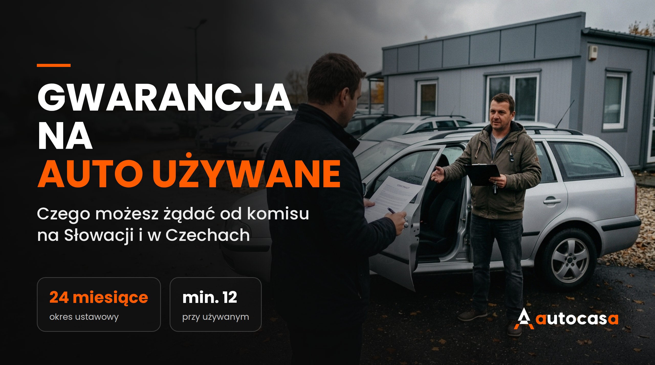 Kupujący z umową i sprzedawca przy srebrnym samochodzie używanym na placu