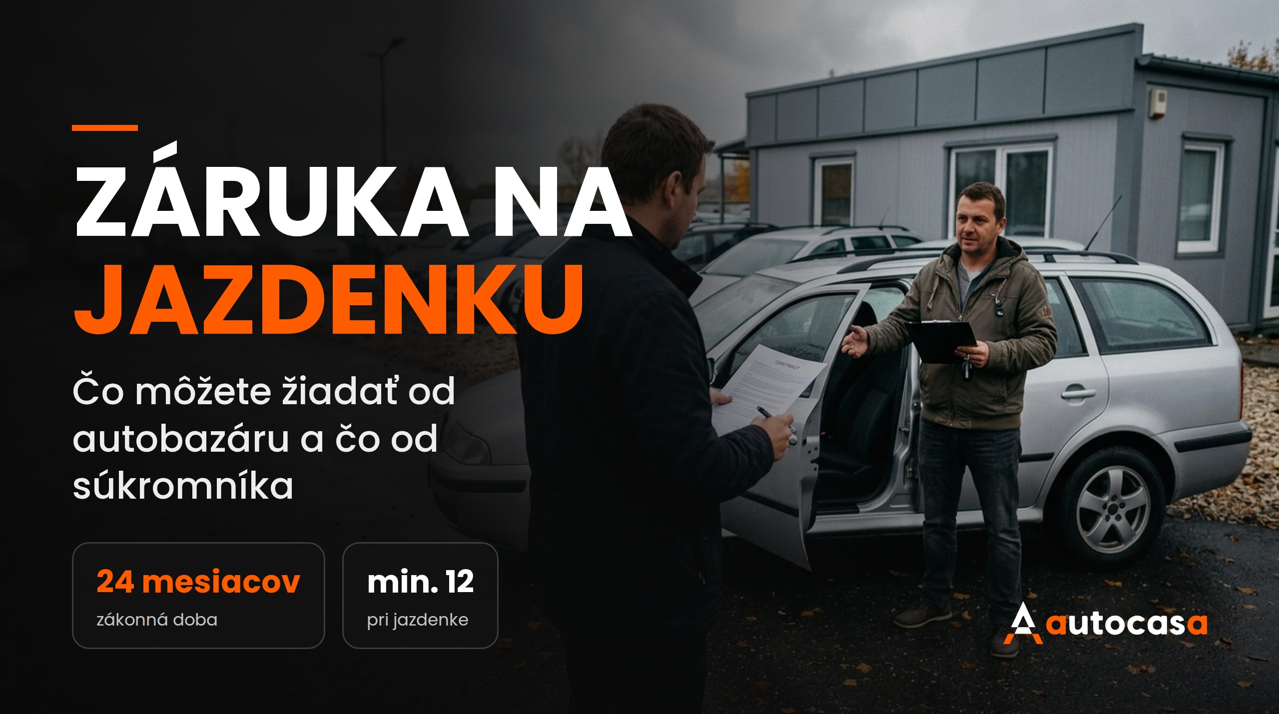 Kupujúci s kúpnou zmluvou a predajca pri striebornej jazdenke na autobazáre