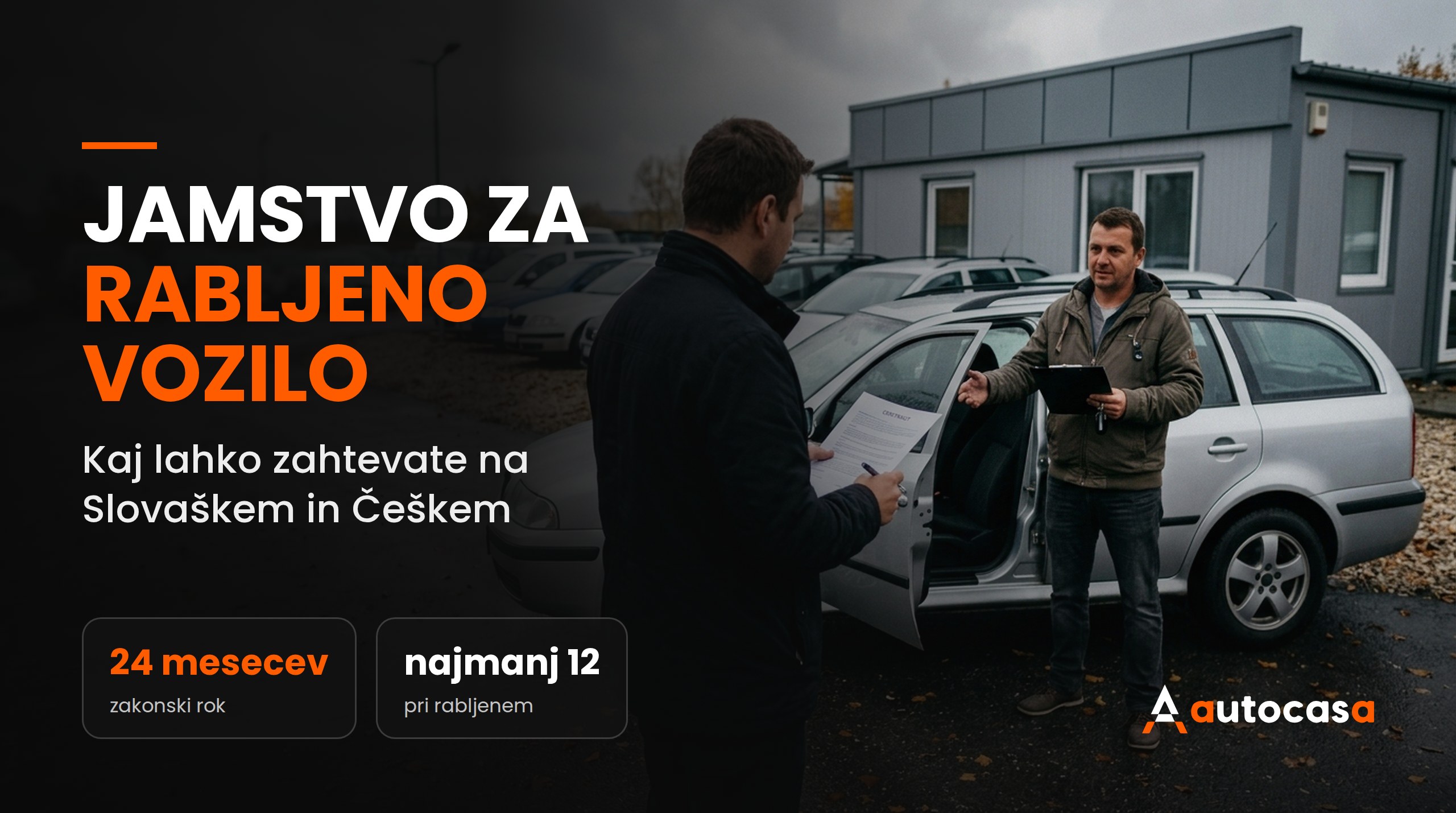 Kupec s pogodbo in prodajalec ob srebrnem rabljenem vozilu na prodajnem prostoru