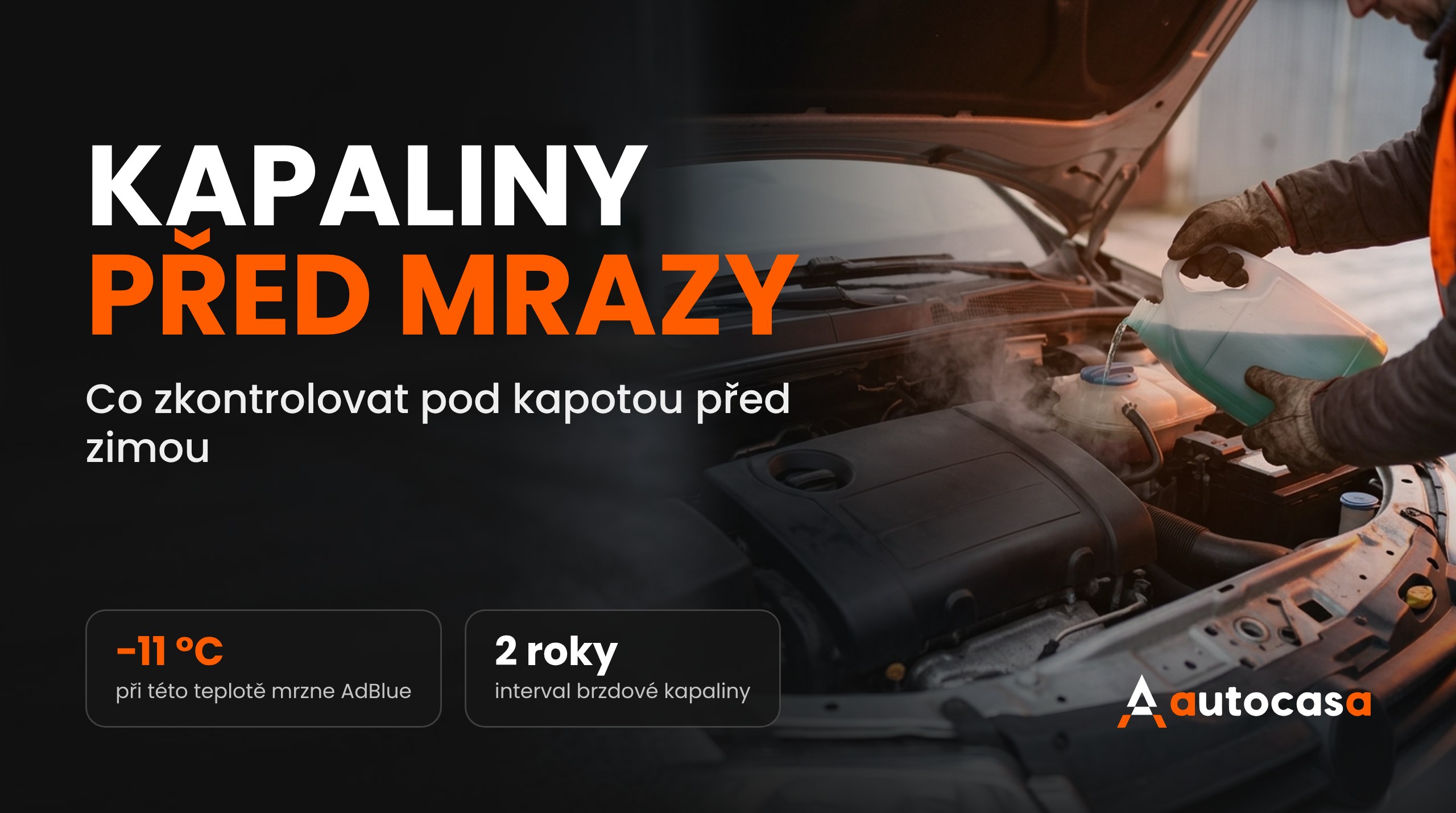 Muž v rukavicích dolévá zimní chladicí kapalinu do expanzní nádobky auta za mrazivého říjnového rána