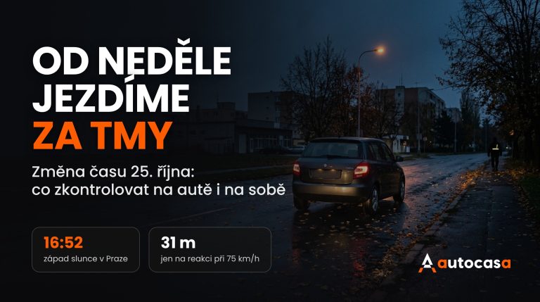 Podzimní podvečer ve městě, auto s rozsvícenými světly na mokré vozovce s listím a chodec s reflexním prvkem u krajnice