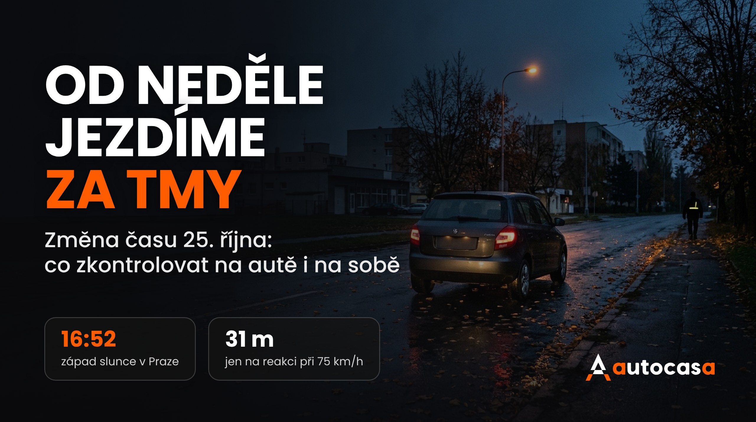 Podzimní podvečer ve městě, auto s rozsvícenými světly na mokré vozovce s listím a chodec s reflexním prvkem u krajnice