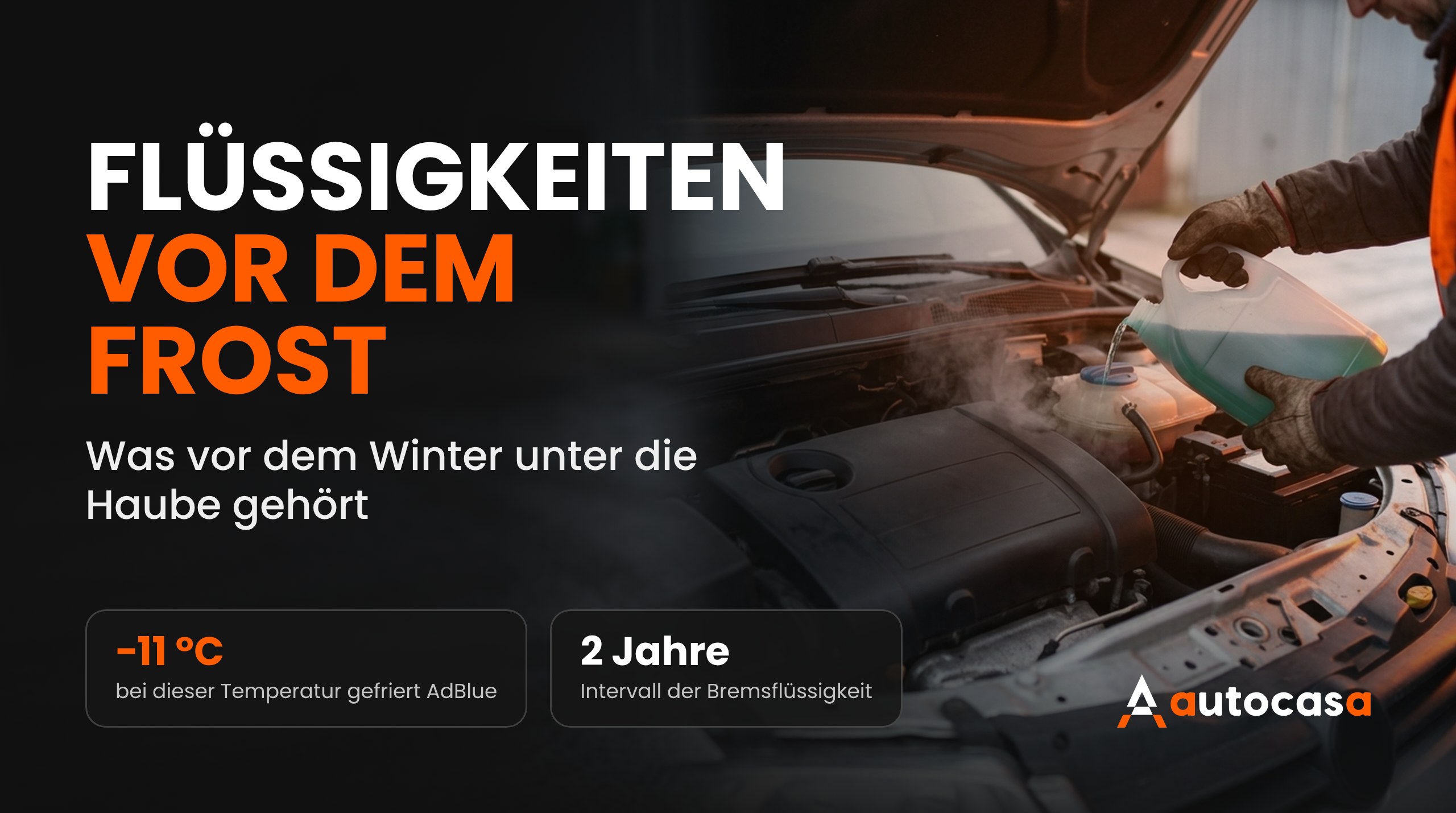 Ein Mann mit Handschuhen füllt an einem frostigen Morgen Winterkühlmittel in den Ausgleichsbehälter eines Autos