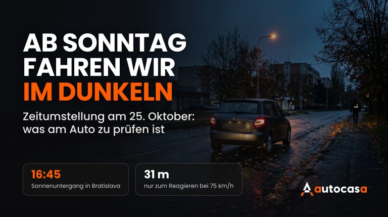 Herbstlicher Abend in einer Stadt, Auto mit eingeschalteten Lichtern auf nasser Fahrbahn mit Laub und ein Fußgänger mit Reflektor am Straßenrand
