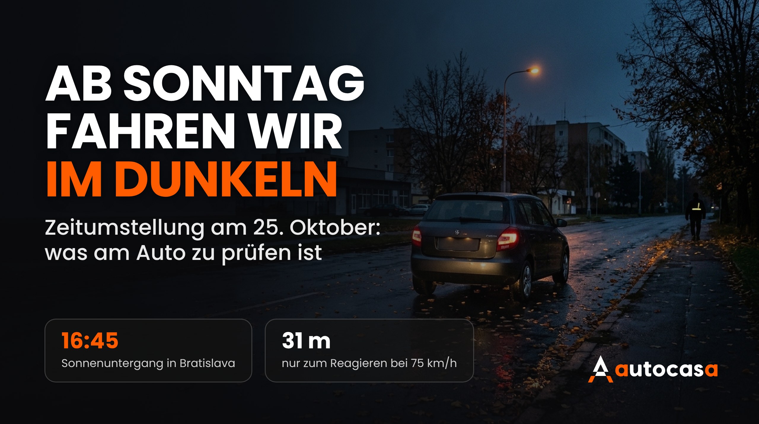 Herbstlicher Abend in einer Stadt, Auto mit eingeschalteten Lichtern auf nasser Fahrbahn mit Laub und ein Fußgänger mit Reflektor am Straßenrand