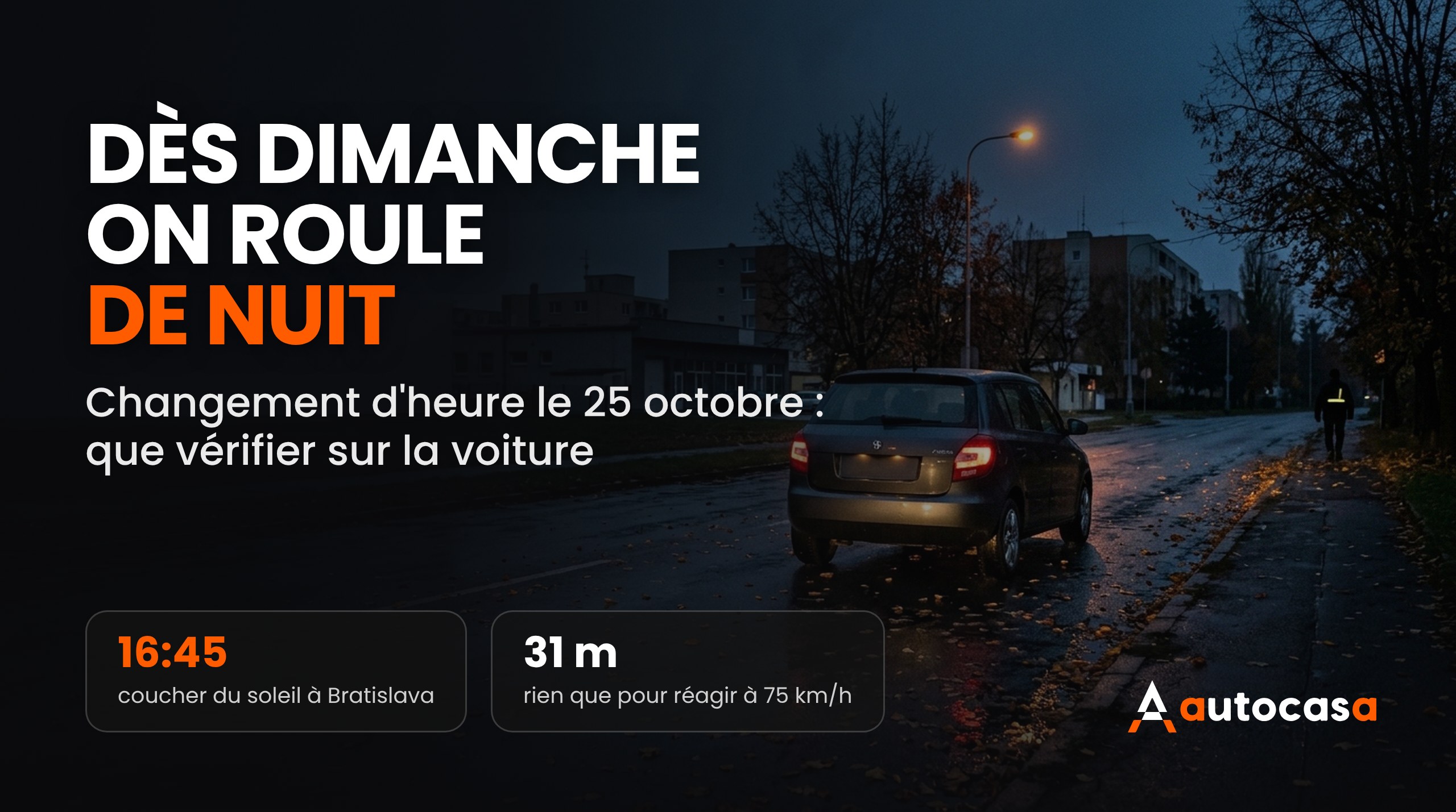 Soirée d'automne en ville, voiture feux allumés sur une chaussée mouillée jonchée de feuilles et un piéton portant une bande réfléchissante au bord de la route