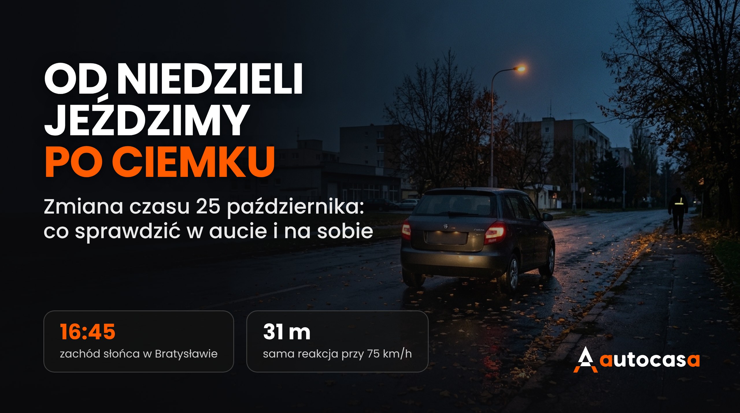 Jesienny wieczór w mieście, auto z włączonymi światłami na mokrej jezdni z liśćmi i pieszy z elementem odblaskowym przy poboczu