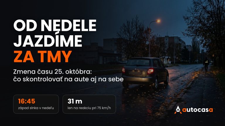 Tmavé jesenné podvečerné mesto, auto so zapnutými svetlami na mokrej ceste s lístím a chodec s reflexným prvkom pri krajnici