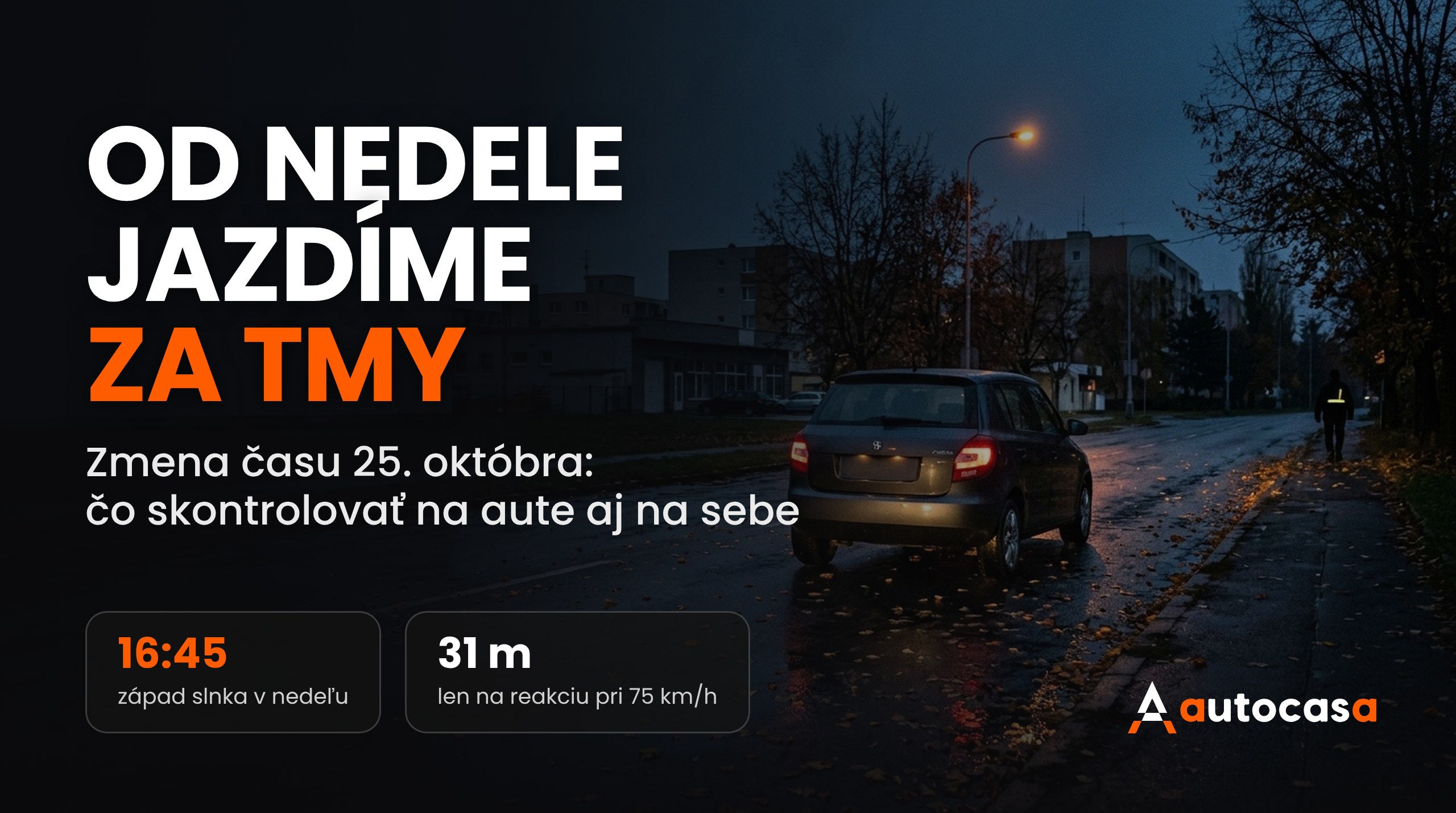 Tmavé jesenné podvečerné mesto, auto so zapnutými svetlami na mokrej ceste s lístím a chodec s reflexným prvkom pri krajnici