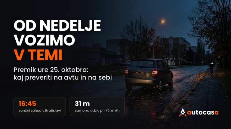 Jesenski večer v mestu, avto s prižganimi lučmi na mokri cesti z listjem in pešec z odsevnim elementom ob robu ceste