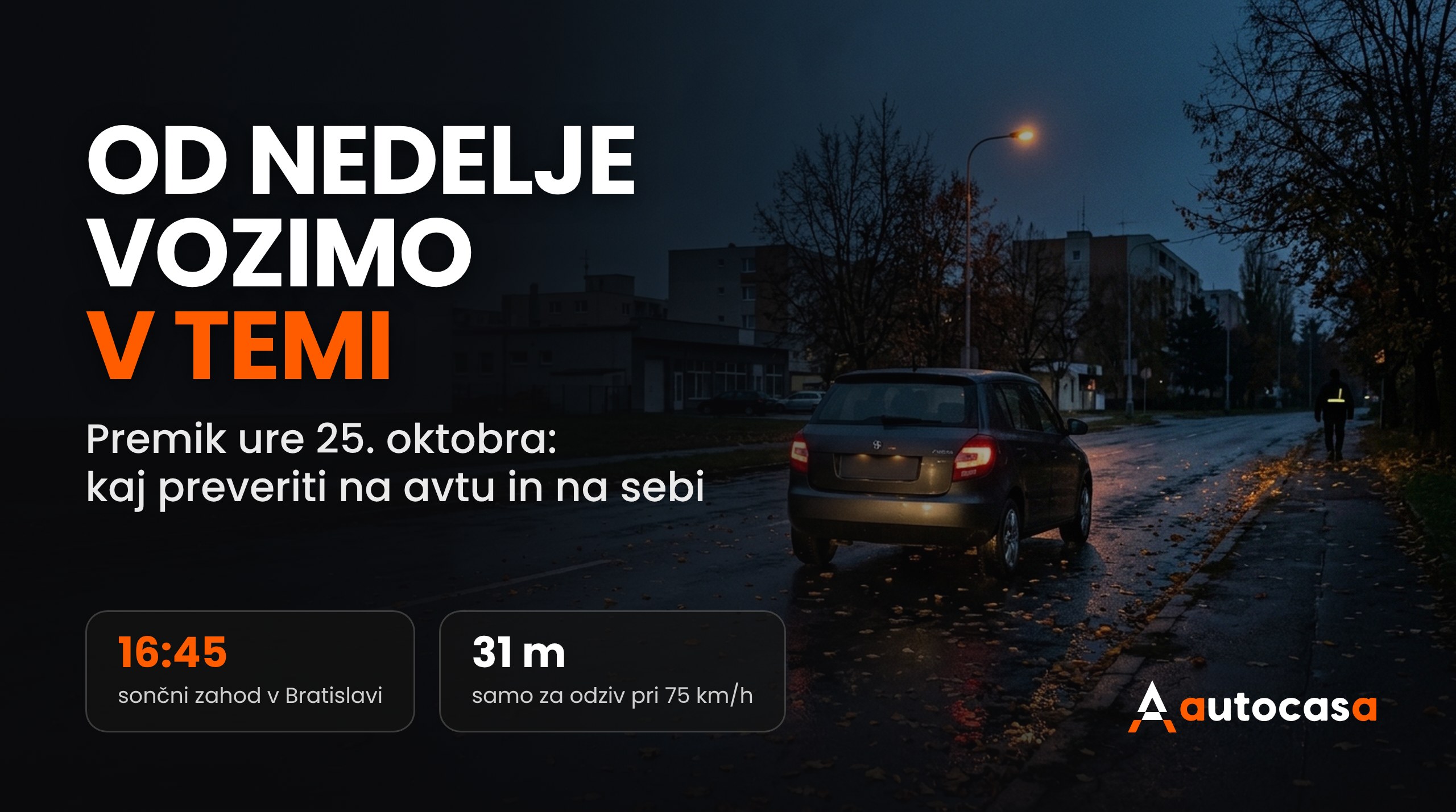 Jesenski večer v mestu, avto s prižganimi lučmi na mokri cesti z listjem in pešec z odsevnim elementom ob robu ceste