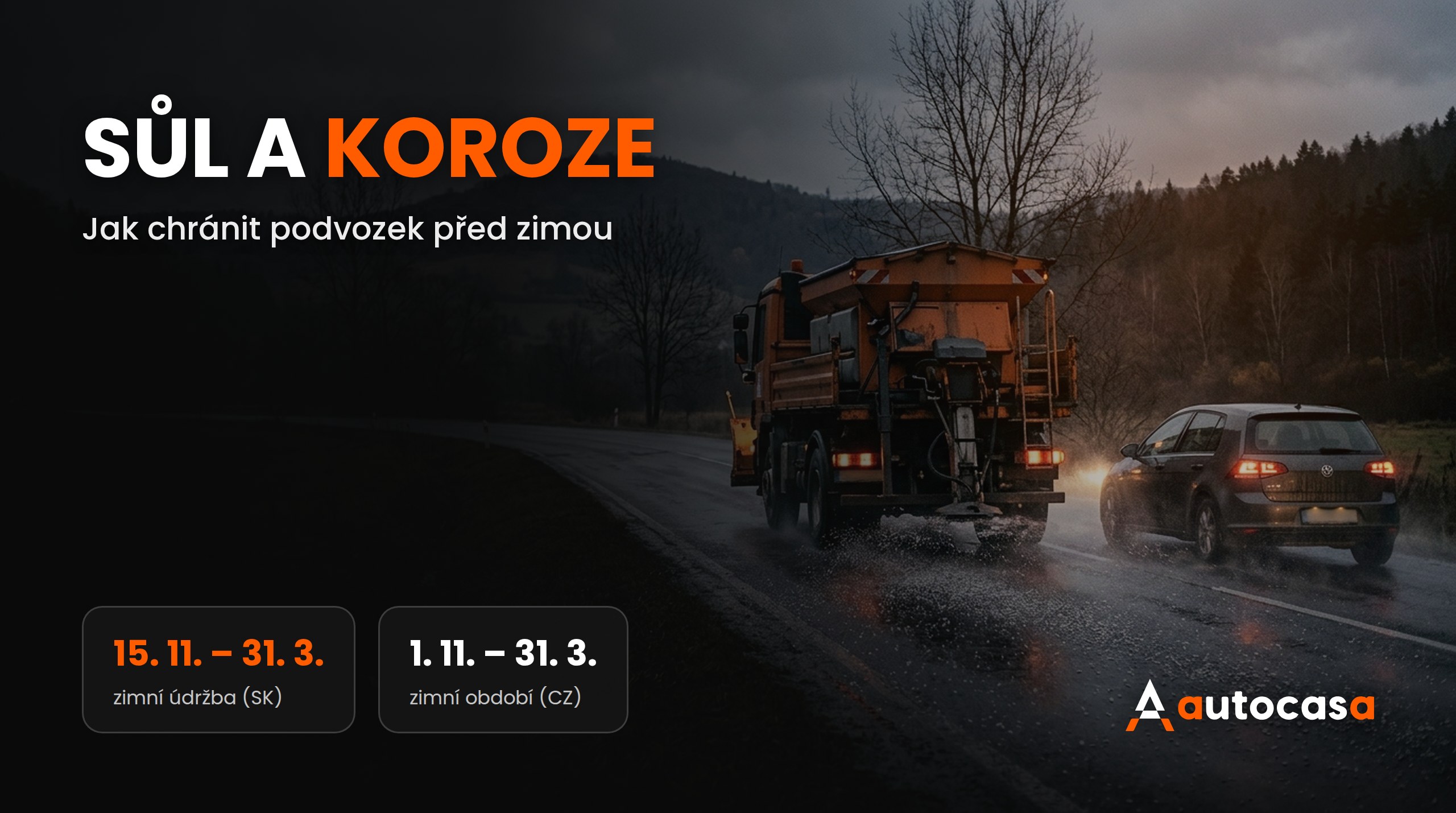 Sypač posypové soli na mokré silnici za soumraku, za ním auto s rozsvícenými světly
