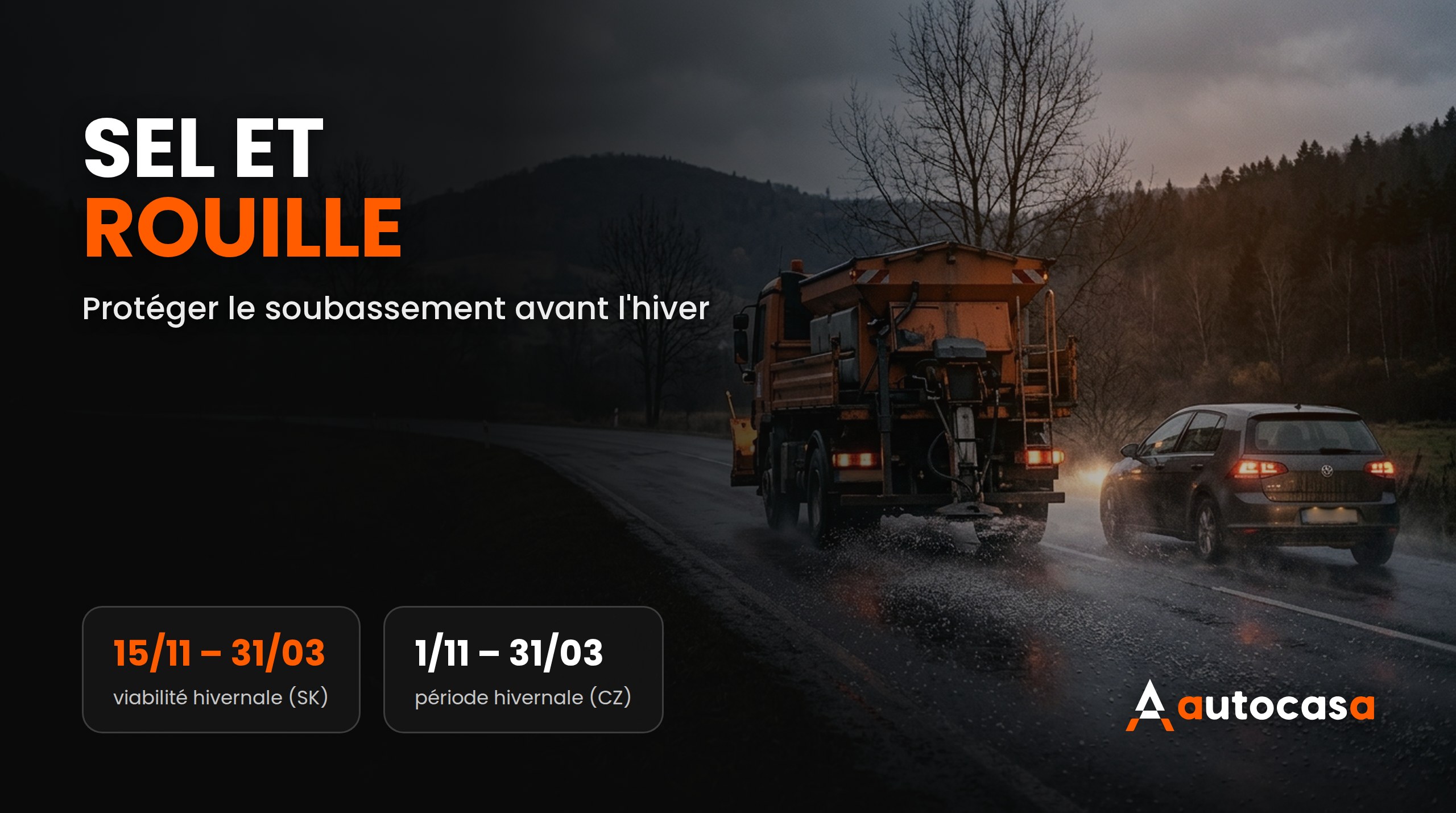 Saleuse répandant du sel sur une route mouillée au crépuscule, une voiture phares allumés derrière