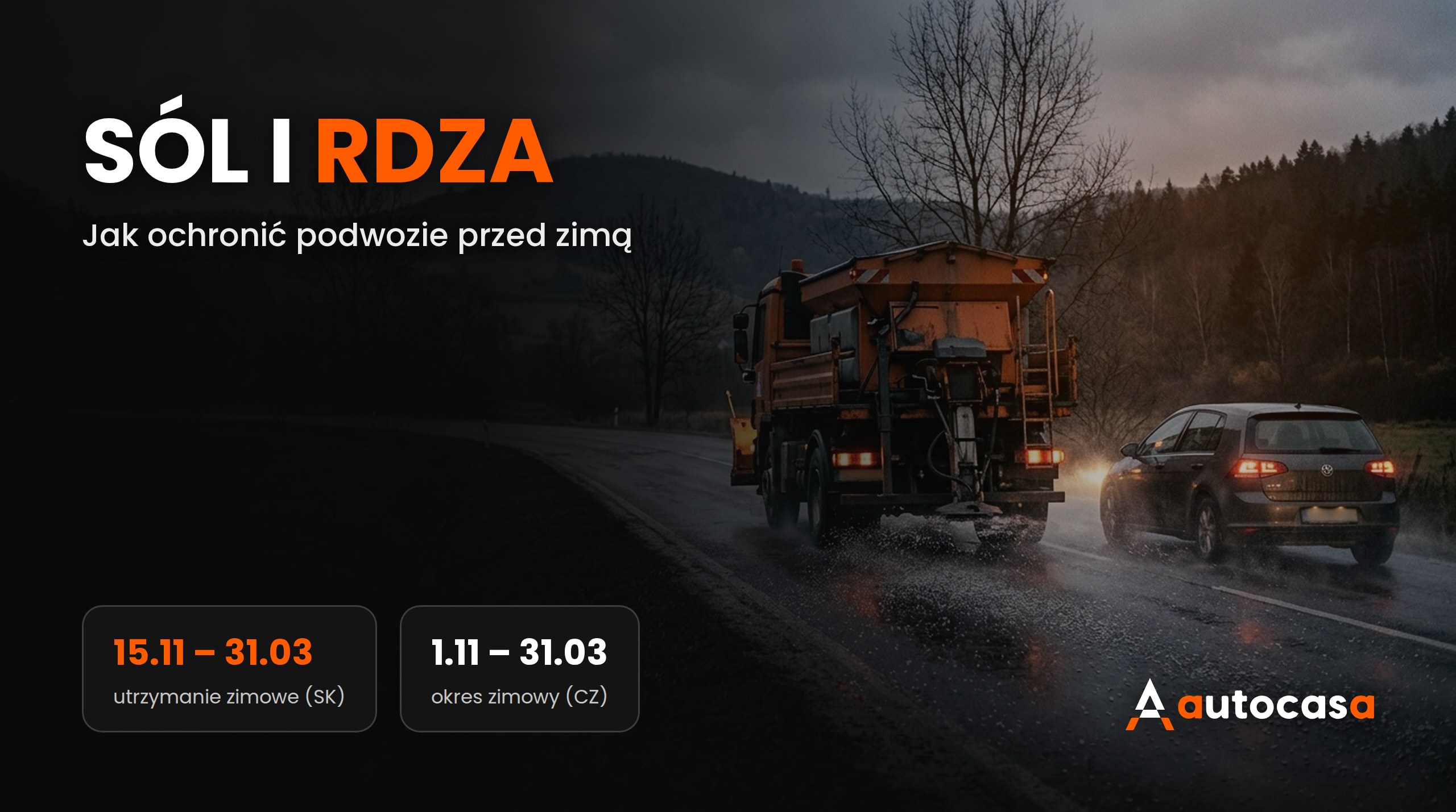 Piaskarka rozsypująca sól na mokrej drodze o zmierzchu, za nią samochód z włączonymi światłami