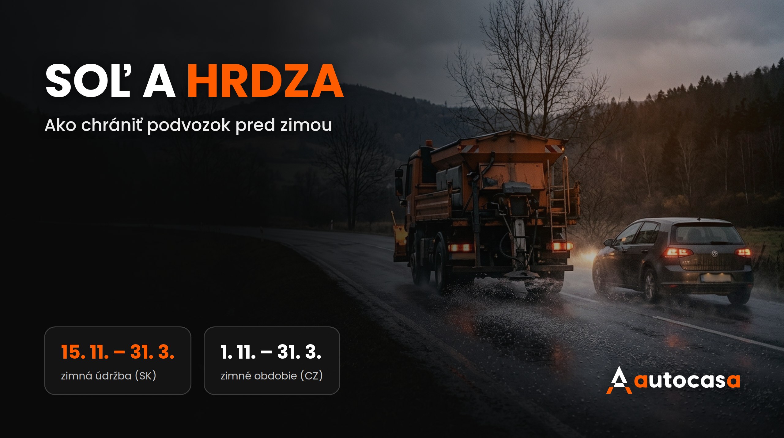 Sypač posypovej soli na mokrej ceste za súmraku, za ním auto so zapnutými svetlami