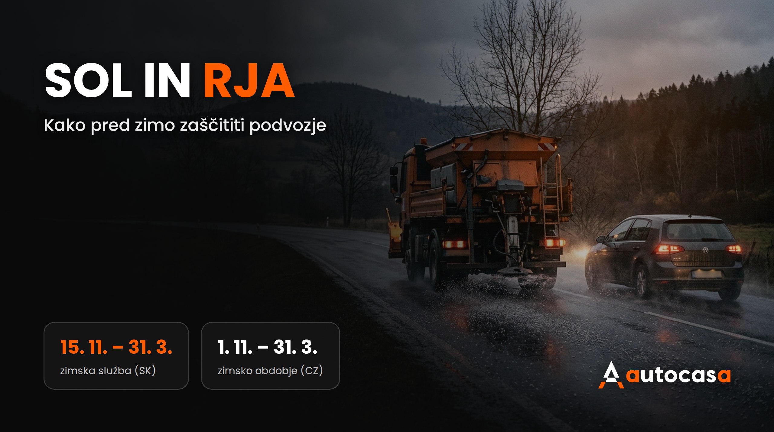 Posipalnik soli na mokri cesti v mraku, za njim avtomobil s prižganimi lučmi